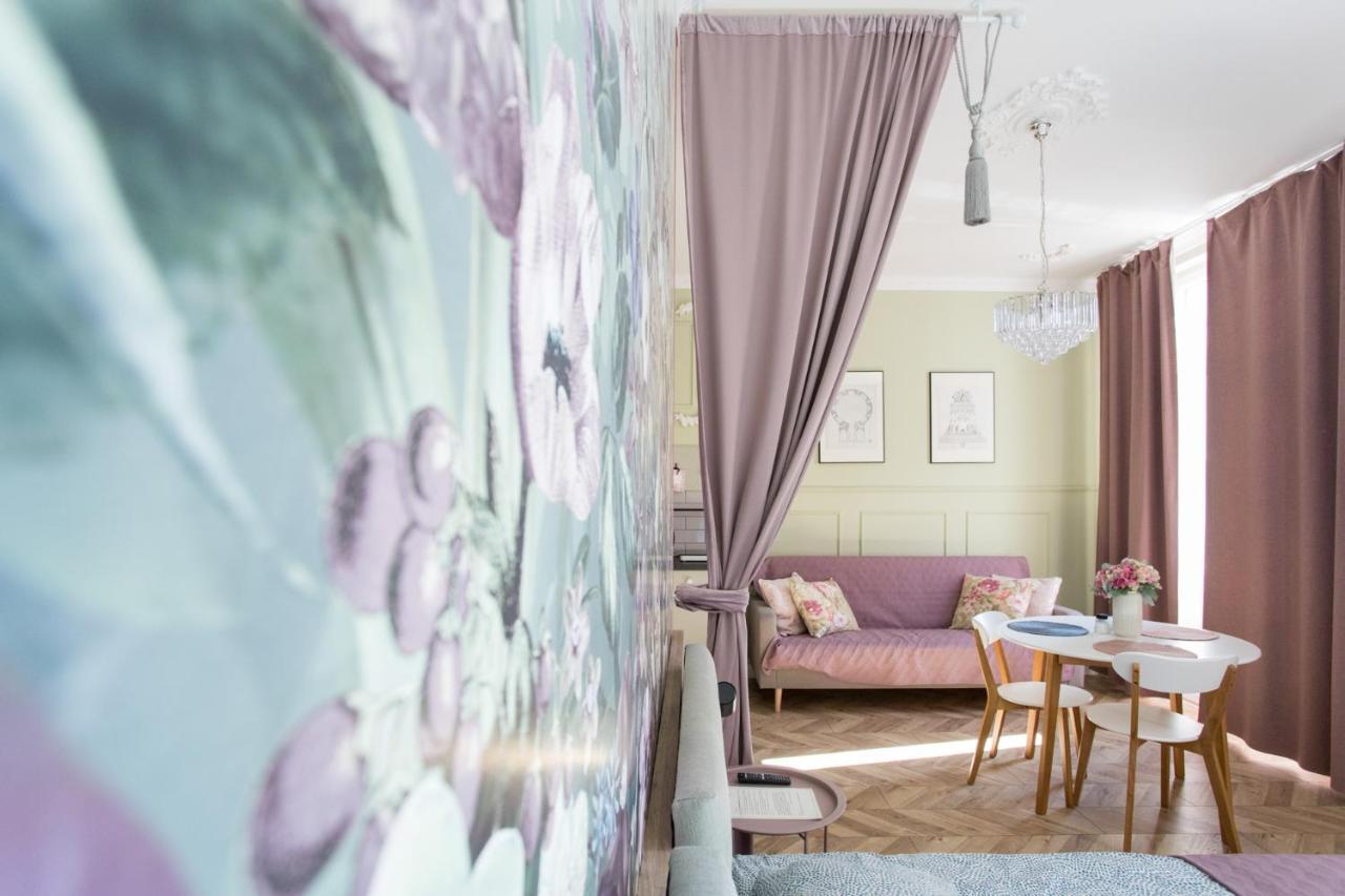 Petite Visite No 16