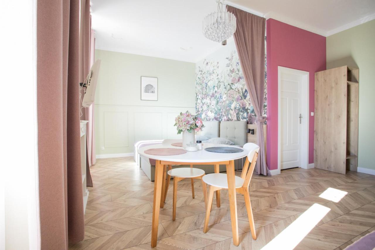 Petite Visite No 16