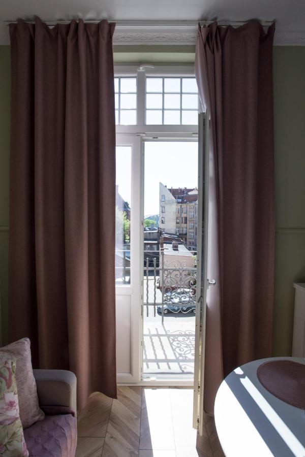 Petite Visite No 16 Thorn